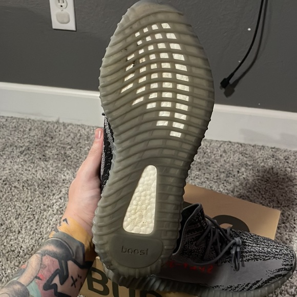 VNDS YEEZYS SIZE 12 - Picture 3 of 5